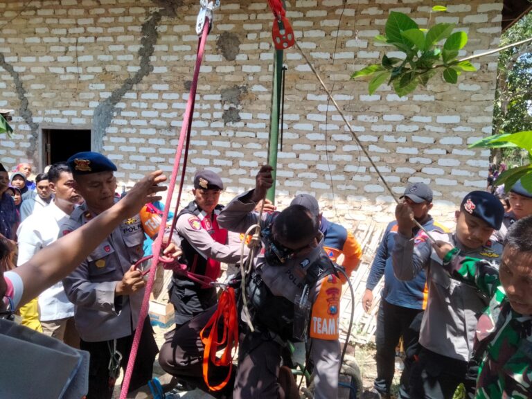 Tim SAR Sat Brimob Polda Jatim bersama BPBD Pamekasan Berhasil Evakuasi Jenazah dari Dalam Sumur   