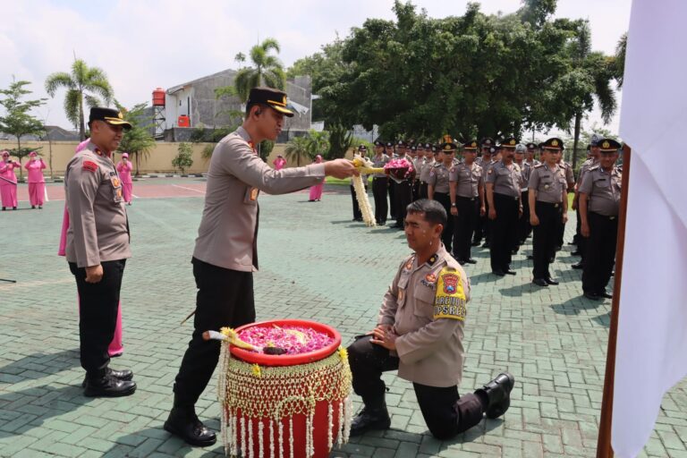 Kapolres Magetan Pimpin Upacara Korp Raport Kenaikan Pangkat 75 Personil