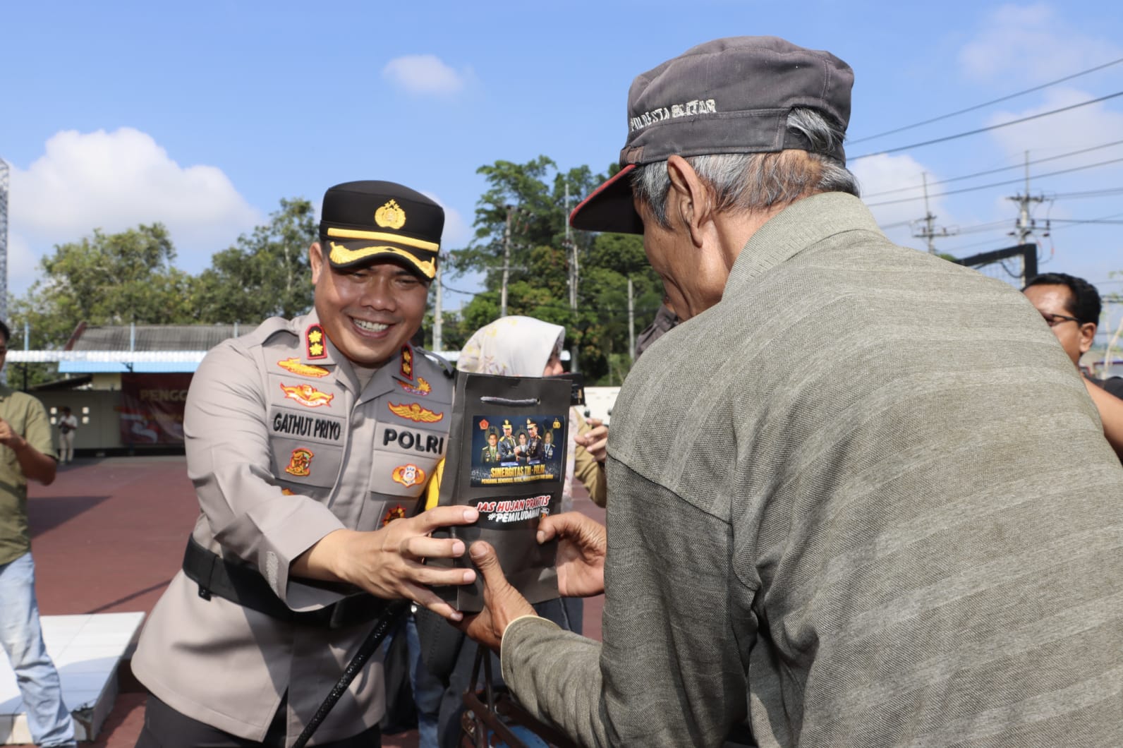 Sinergitas dan Soliditas, Polres Trenggalek Bersama Kodim 0806 Berbagi Ratusan Jas Hujan Gratis untuk Warga