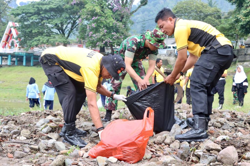 Polres Ponorogo Gandeng TNI dan Relawan Gotong Royong Bersihkan Sampah di Telaga Ngebel