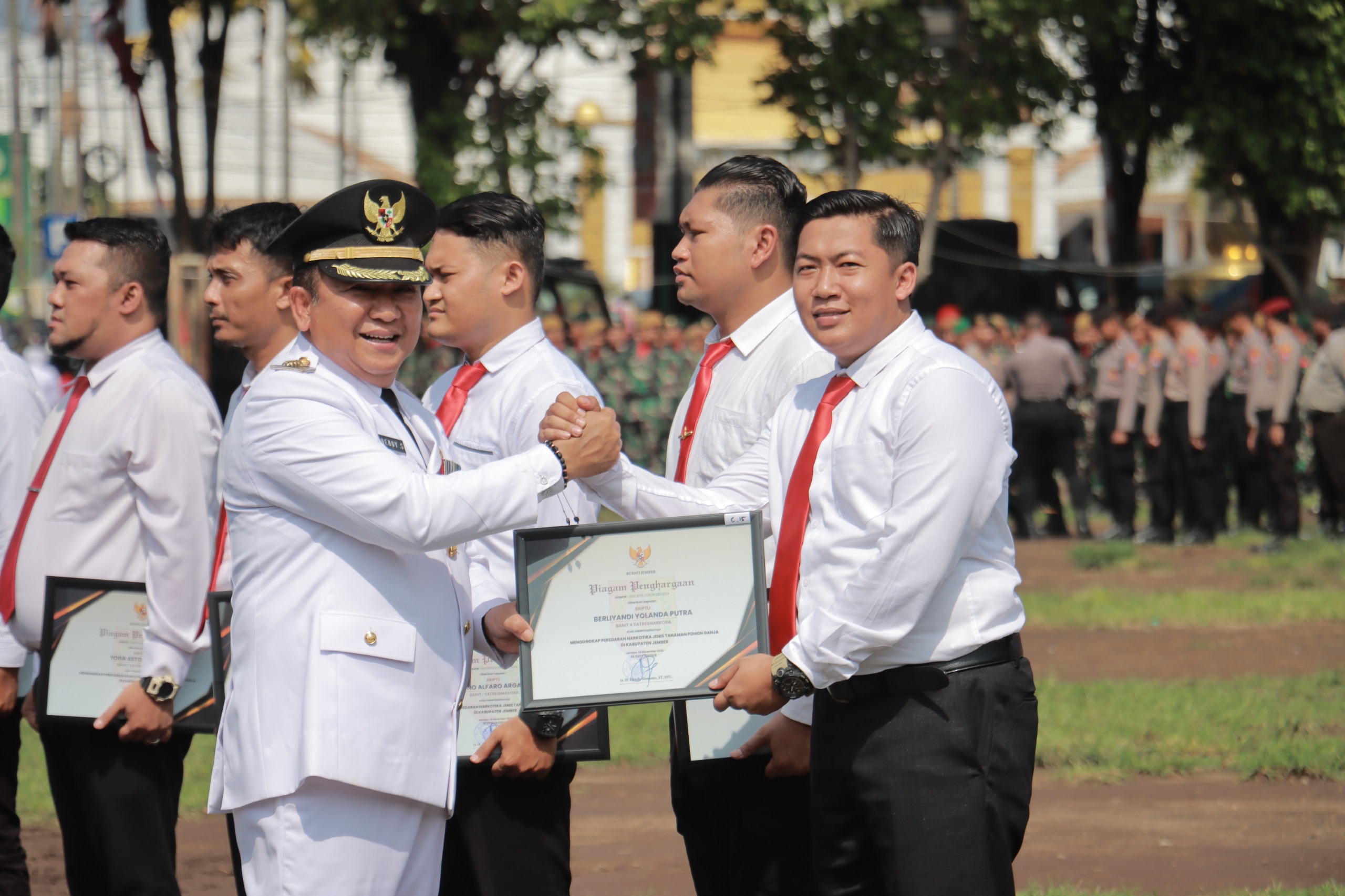 Berhasil Ungkap Produksi Ganja,Bupati Beri Penghargaan Personil Satnarkoba Polres Jember