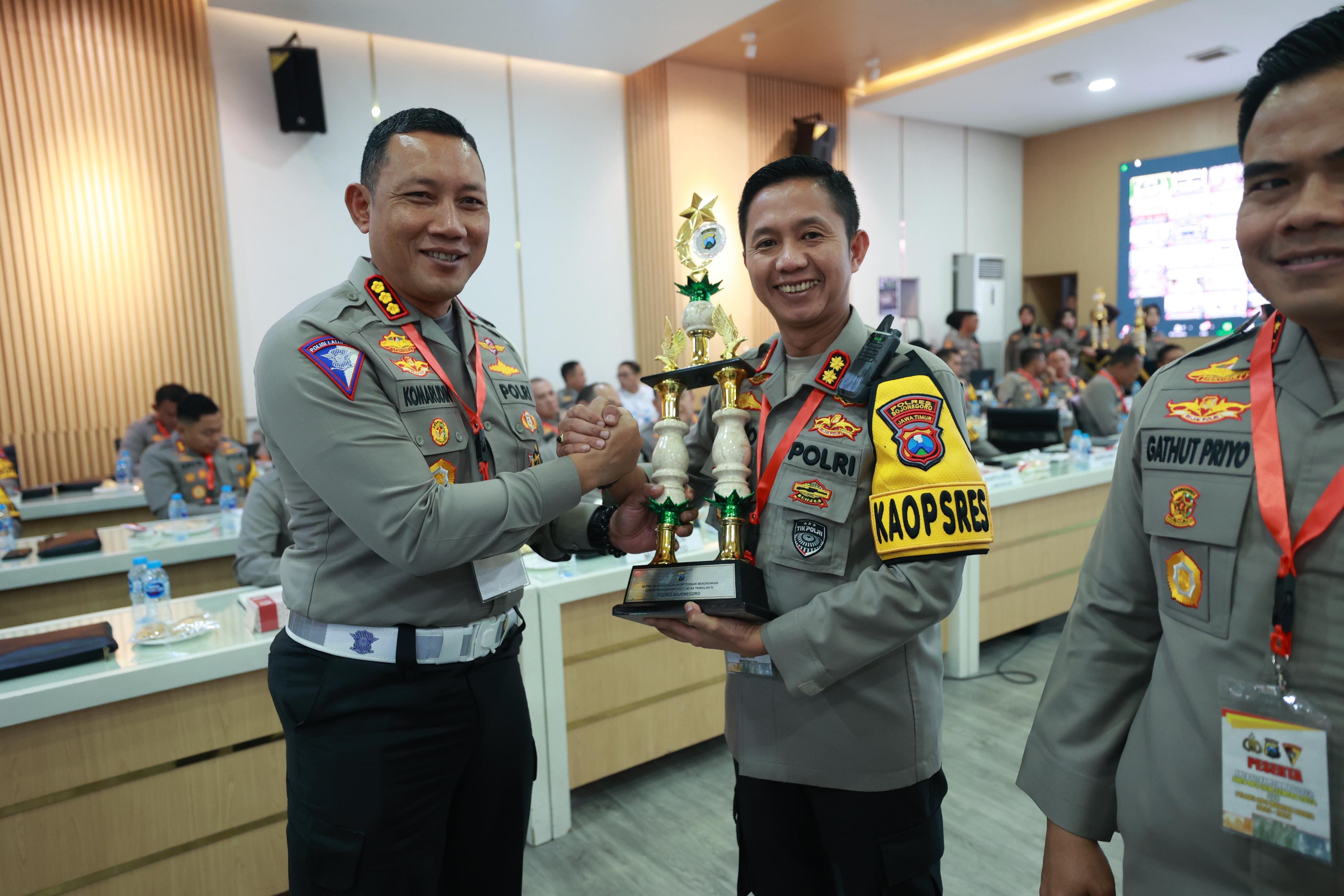 Berhasil Tekan Angka Laka Lantas Polres Bojonegoro Raih Penghargaan dari Kapolda Jatim