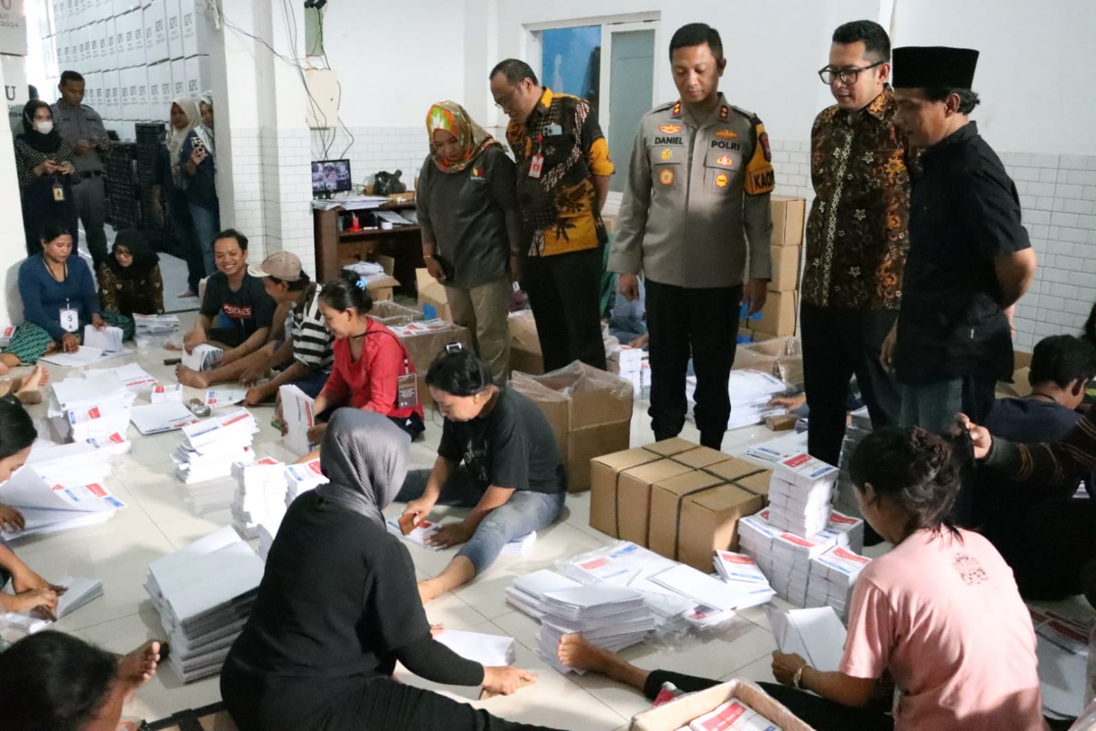 Kapolres Mojokerto Kota Bersama Walikota Kunjungi Gudang KPU Pastikan Logistik Aman