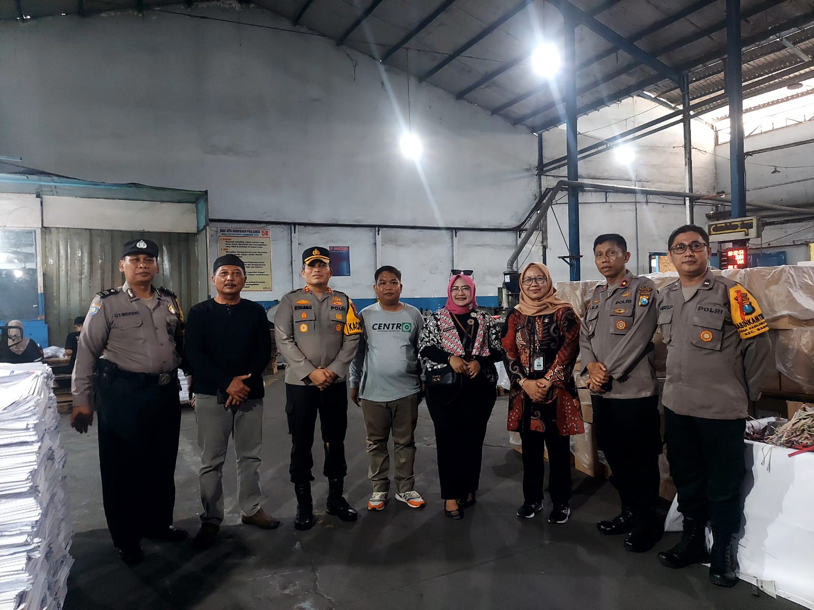 Kapolres Nganjuk Lakukan Cek Kesiapan Anggota Pengamanan Produksi Surat Suara di PT. Temprina 