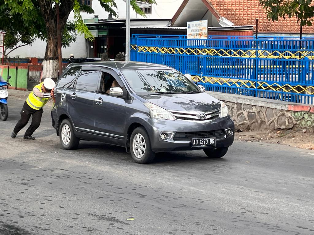 SIGAP, ANGGOTA POLSEK BOJONONEGORO KOTA MENDORONG MOBIL MOGOK