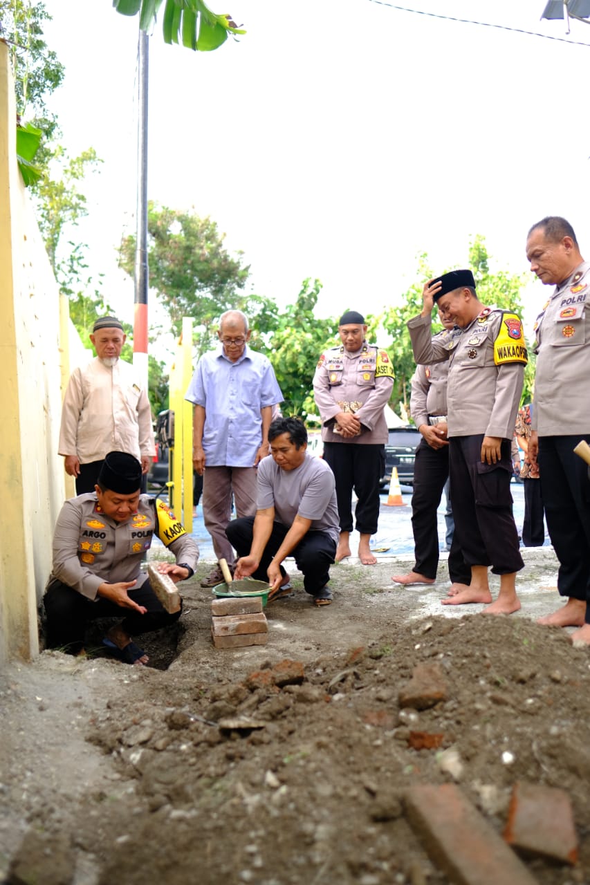 Jelang Renovasi Tempat Wudhu Masjid Miftahul Huda, Polres Ngawi Gelar Doa Bersama 