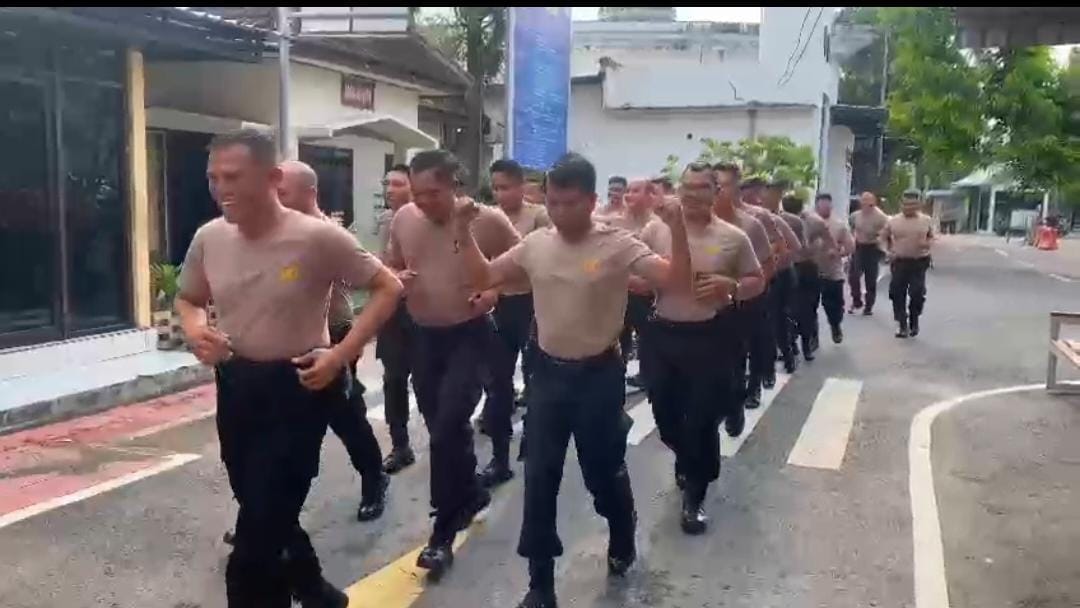 Jaga Kebugaran, Anggota Sat Samapta Polres Nganjuk Laksanakan Lari Pagi dan Latihan PBB