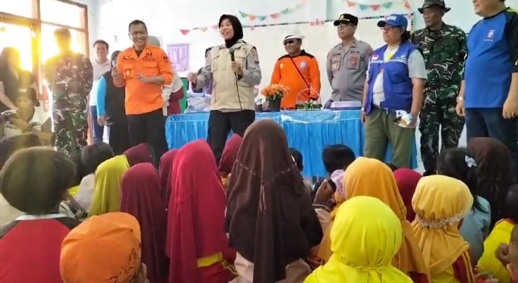 Polres Bondowoso Libatkan Tim Trauma Healing Ajak Anak – anak Lupakan Bencana Angin Puting Beliung