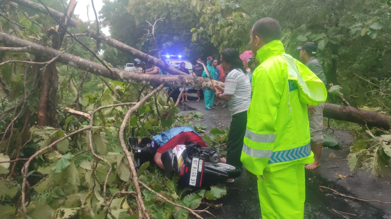 Polisi Ngawi Bantu Evakuasi Korban Saat Hujan Deras dan Angin Kencang