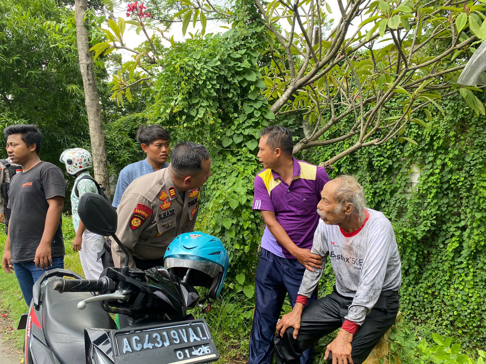 Gerak Cepat Patroli Sat Samapta Polres Nganjuk Selamatkan Pemotor yang Kejatuhan Cabang Pohon 