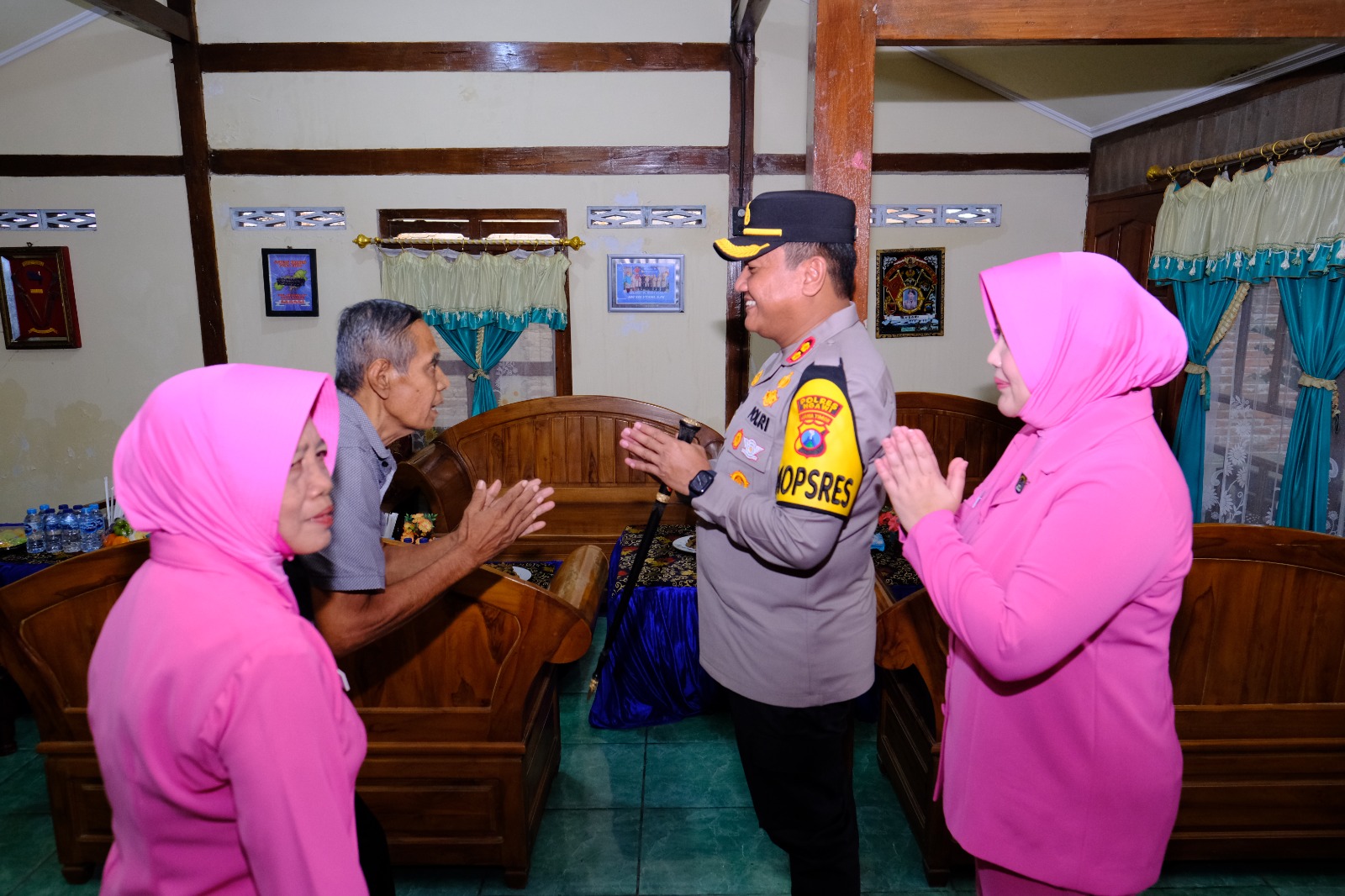 Kunjungi Anggota yang Sakit, Kapolres Ngawi Beri Motivasi dan Santunan