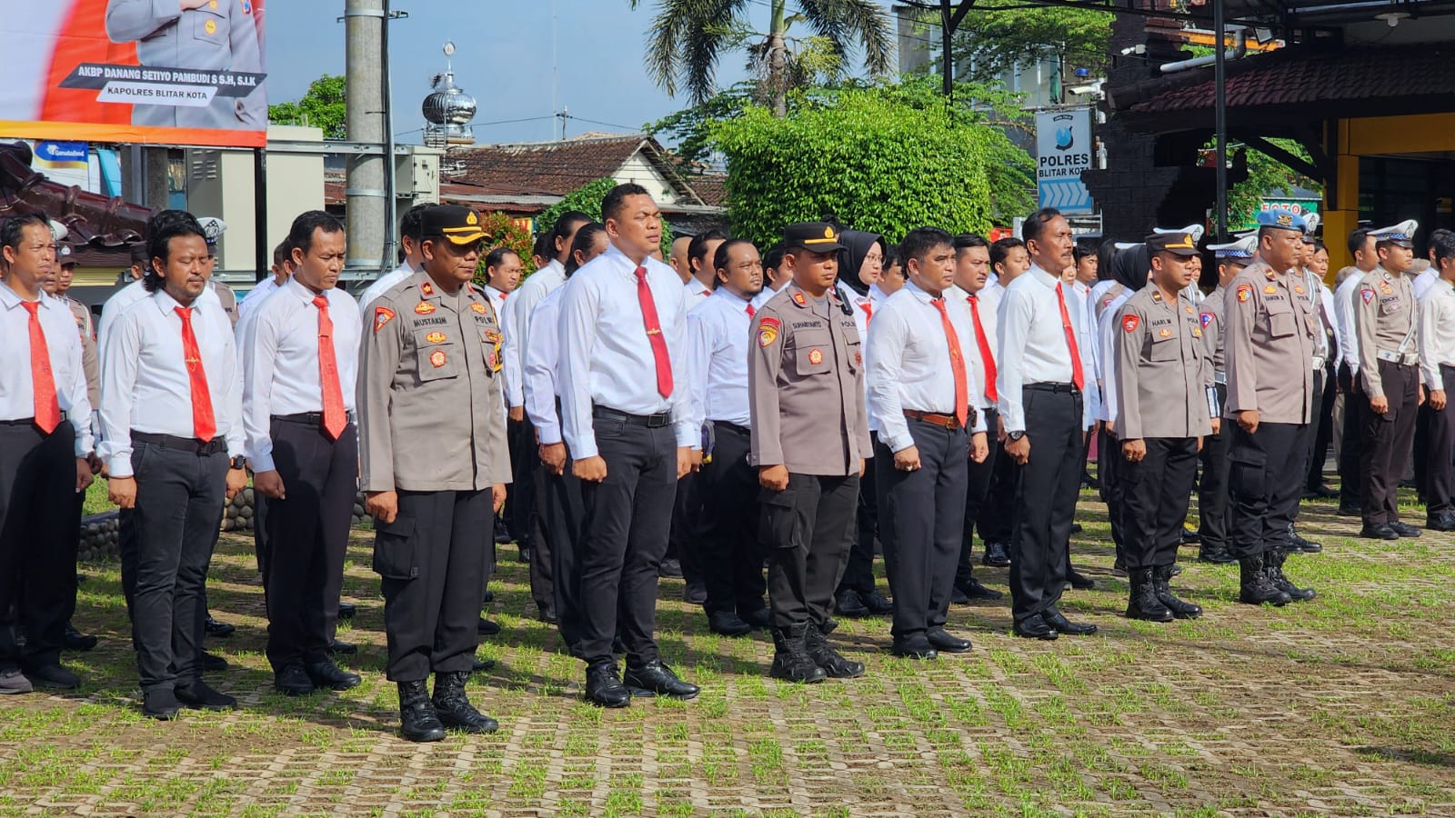 63 anggota Polres Blitar Kota menerima penghargaan atas raihan prestasi dan kinerja cemerlangnya pada tahun ini. Para penerima penghargaan itu mulai dari pangkat bintara hingga perwira