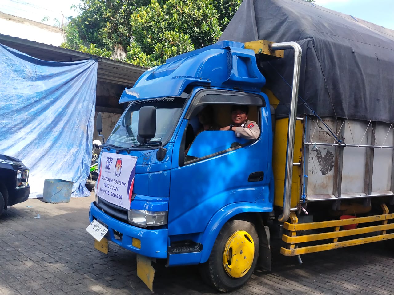 Polres Jember Kawal Pendistribusian Awal Logistik Pemilu di Seluruh Kecamatan