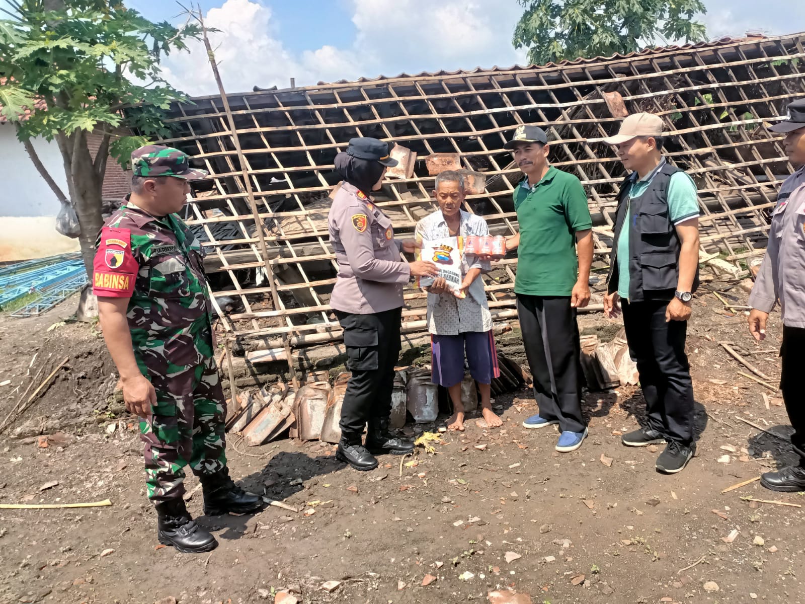 Polres Tulungagung Berikan Bantuan Sosial Untuk Warga Terdampak Angin Puting Beliung