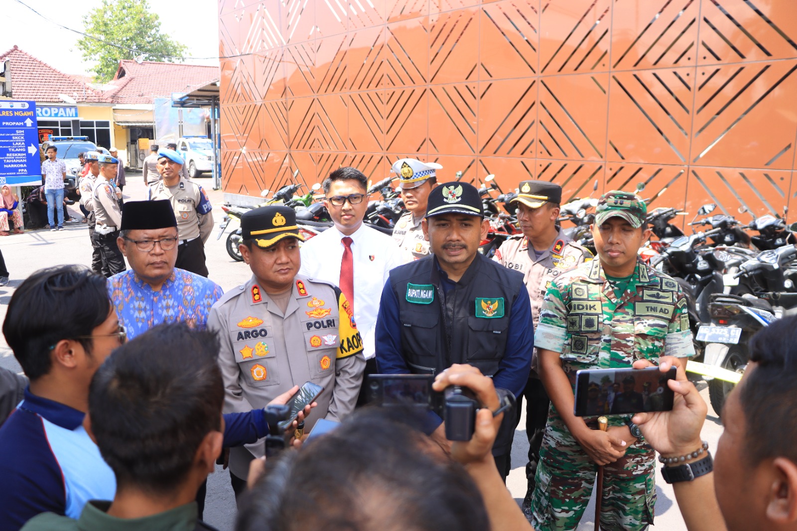 Polres Ngawi Kembalikan 54 Motor dan 141 Hp Kepada Pemiliknya.