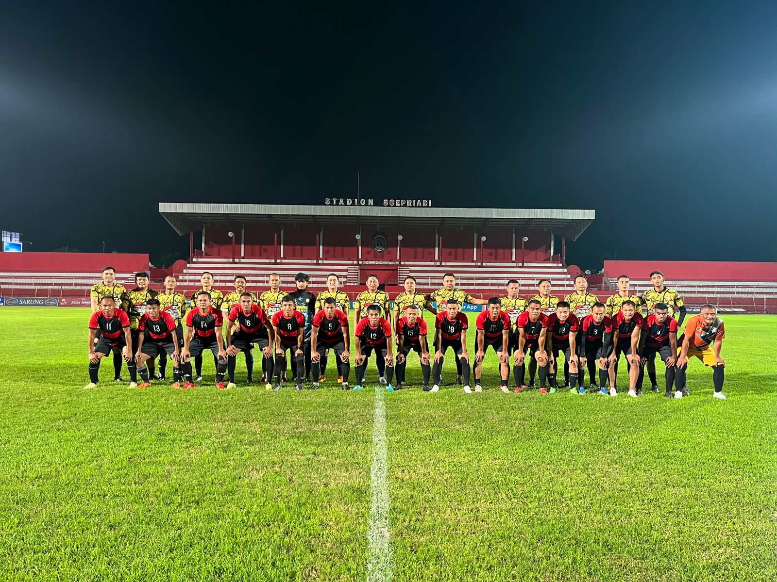 Anggota TNI-Polri menggelar sepak bola persahabatan, di Stadion Soeprijadi Kota Blitar, Selasa  (30/1/2024) malam.