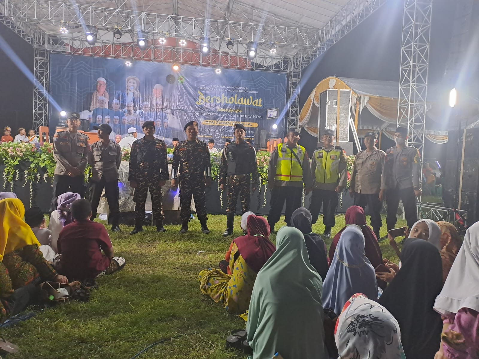 *BERI RASA AMAN POLSEK BOJONEGORO KOTA POLRES BOJONEGORO PENGAMANAN KEGIATAN SHOLAWATAN BERSAMA KYAI  ZAMAN ASSEKHAL*