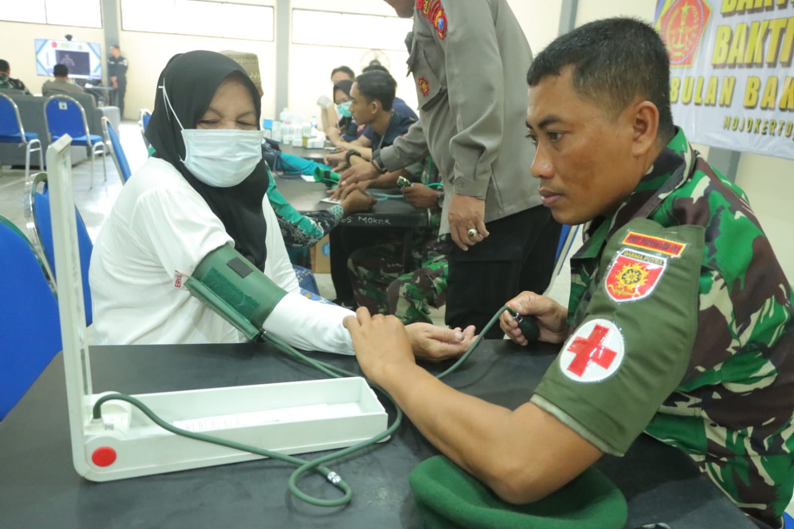 Sinergitas Polres Mojokerto dan Kodim 0815 Berikan Layanan Pengobatan Gratis Untuk Warga.