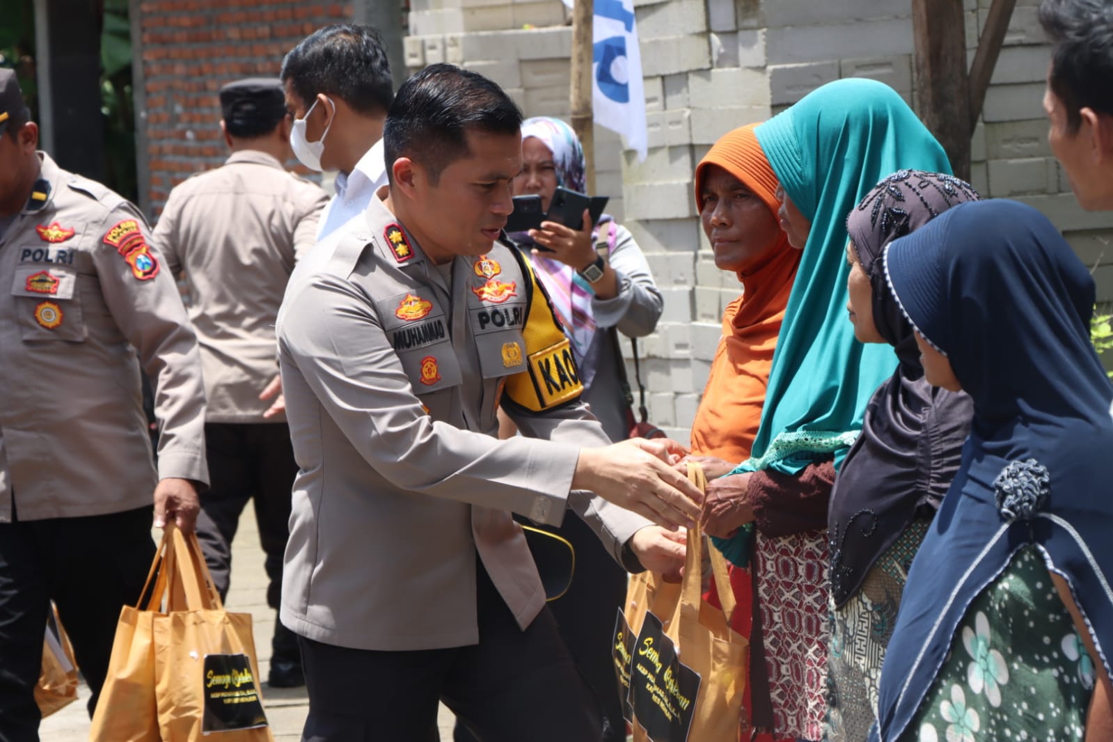 Kapolres Bersama Dandim 0810/Nganjuk Meninjau dan Berikan Bantuan Kepada Korban Puting Beliung