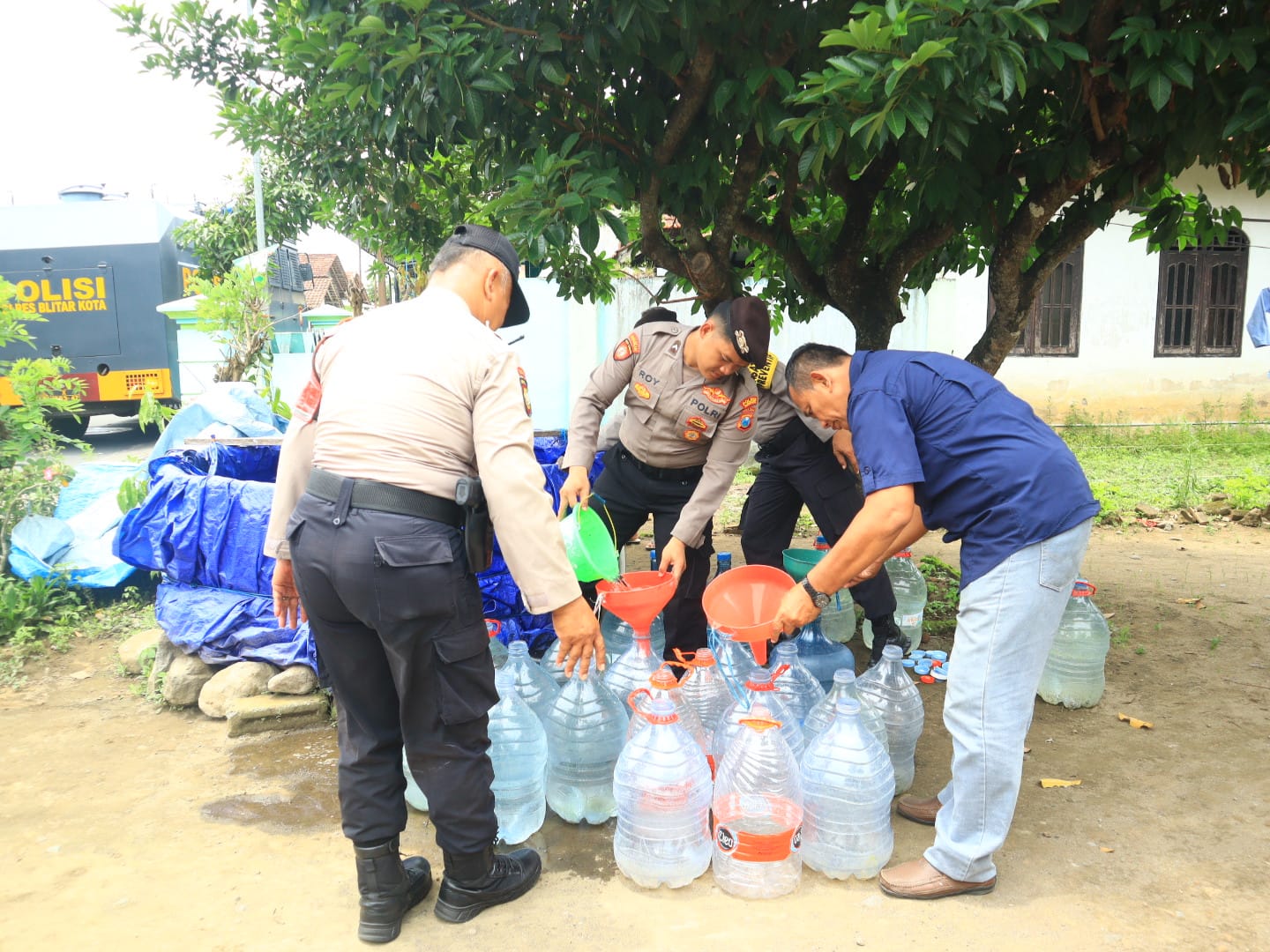 Musim Hujan, Polres Blitar Kota Masih Dropping Air Bersih ke Warga