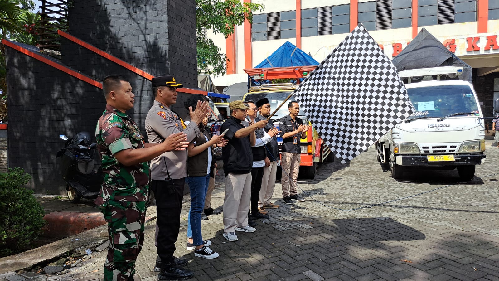 Polres Nganjuk Kawal  Pendistribusian Logistik Pemilu 2024 Dari Gudang Sampai PPK guna Pastikan Keamanan.