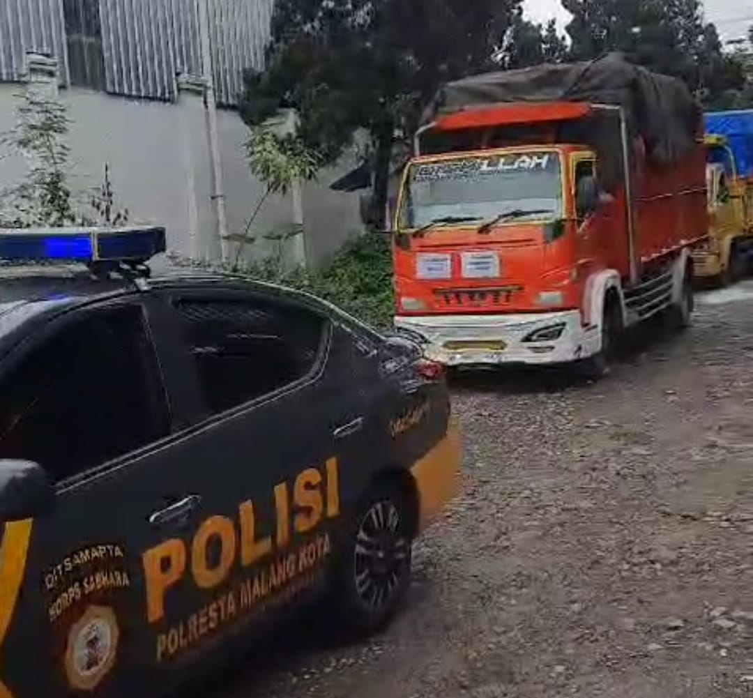 Jamin Keamanan Polresta Malang Kota Kawal Pengiriman Kotak Suara Hingga ke PPS.