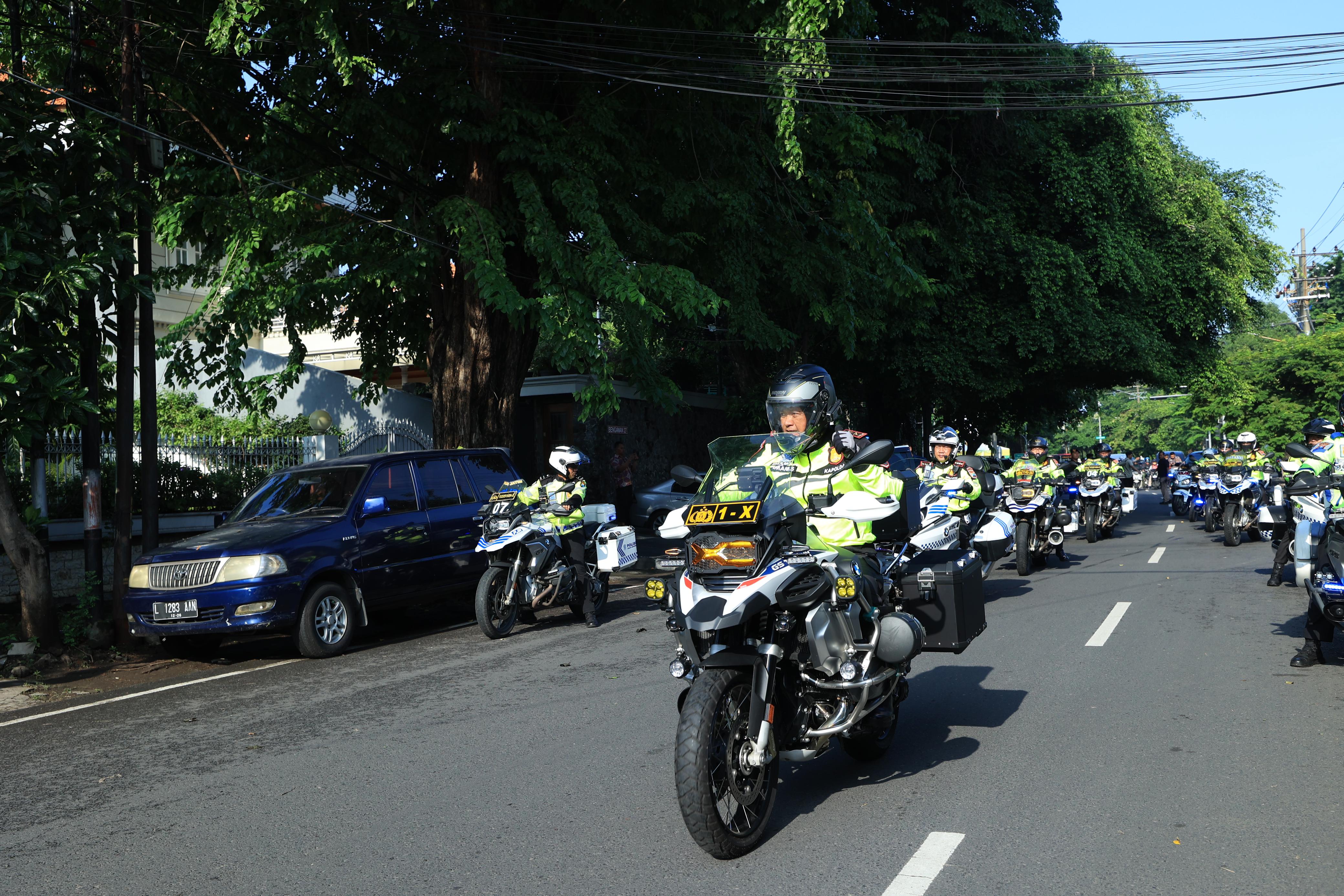 Patroli Bermotor ke Madura, Kapolda Jatim Pastikan Kondusifitas H -2 Pencoblosan Pemilu 2024.