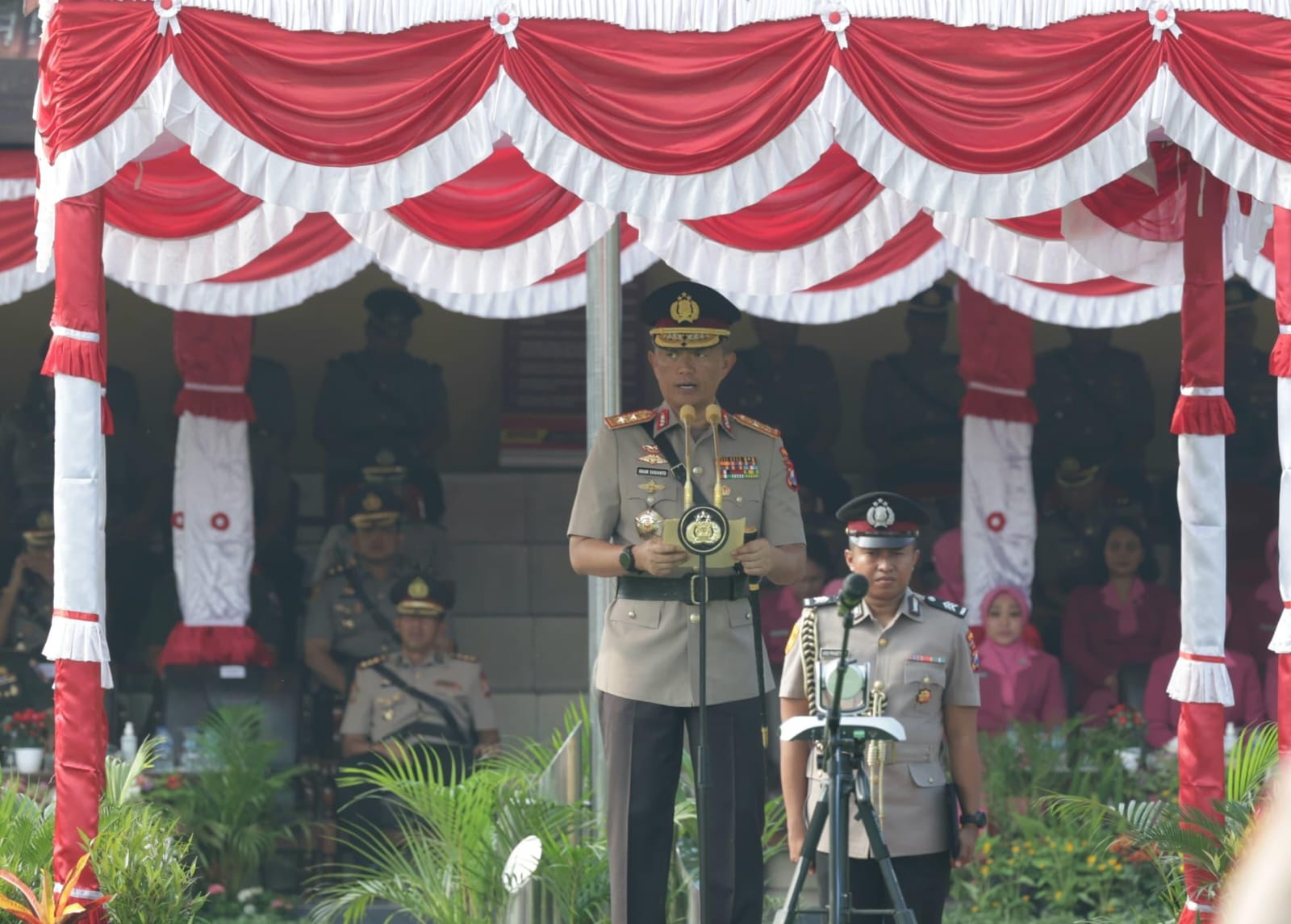 Kapolda Jatim Berikan Pembekalan Diktuk Bintara Polri Gelombag I TA 2024 di SPN Mojokerto.