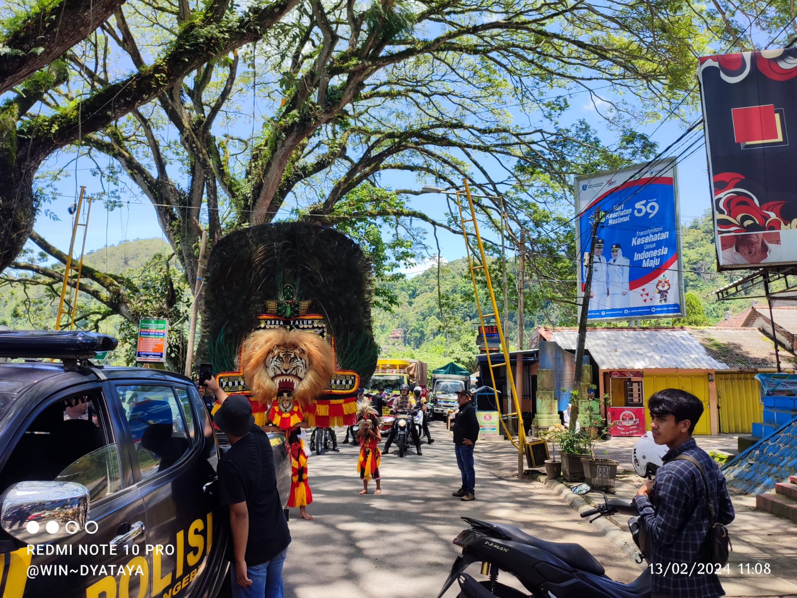 Unik, Distribusi Logistik Pemilu di Ponorogo Dikawal Reog dan Petugas Berkuda.