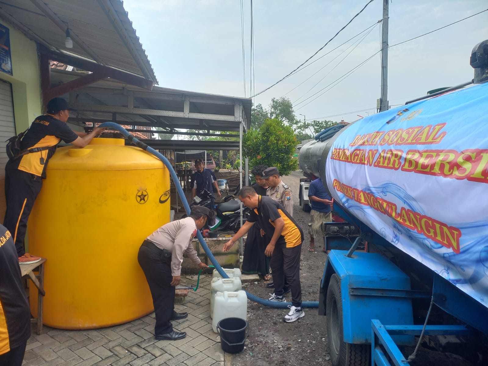 Polisi Beri Bantuan Air Bersih Untuk Warga Terdampak Banjir di Sidoarjo