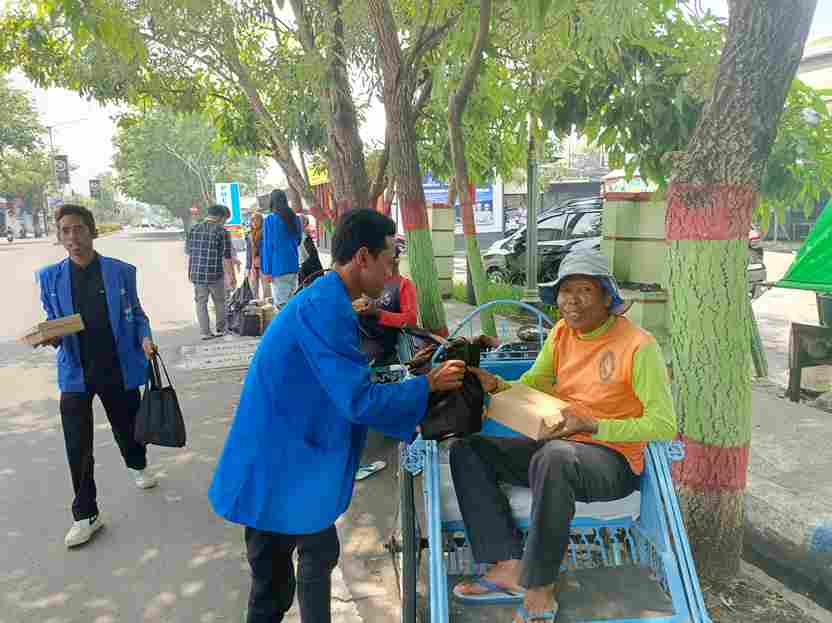 Aksi Mahasiswa Nganjuk Bagikan Sembako dan Makanan Siap Saji Dalam Upaya ‘Cooling Down’ untuk Menjaga Kestabilan Kamtibmas