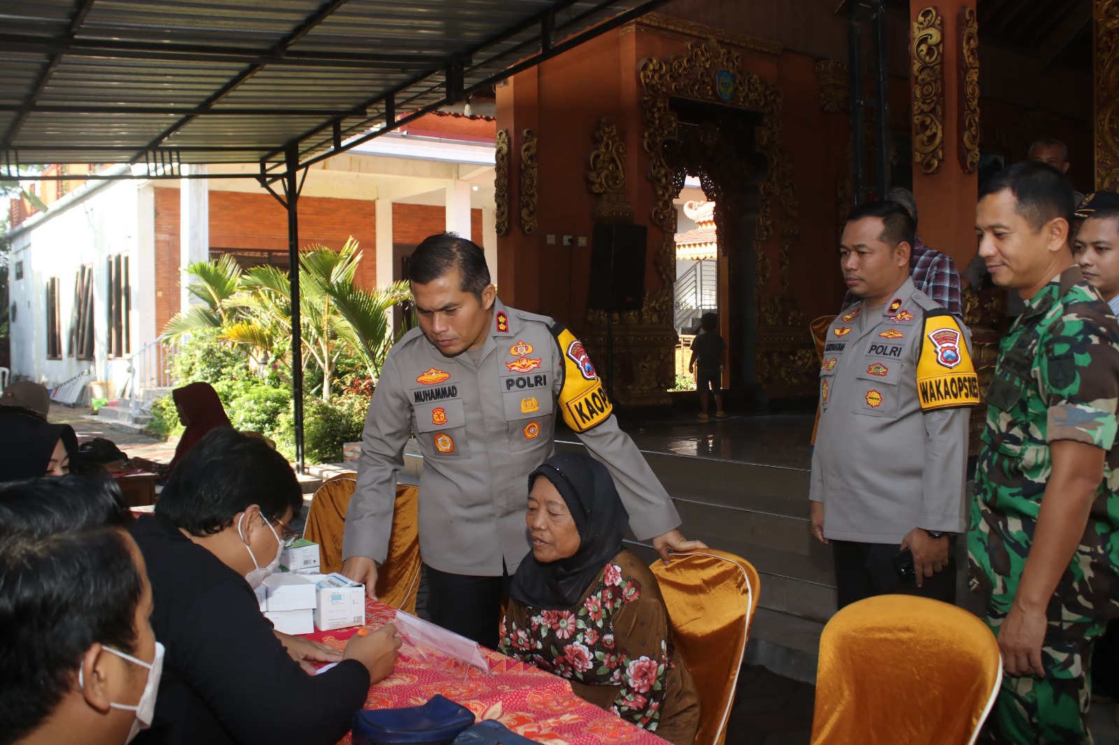 Polres Nganjuk bersama  Kodim 0810/Nganjuk Gelar Bansos dan Pengobatan Gratis bagi Warga Desa Sidokare