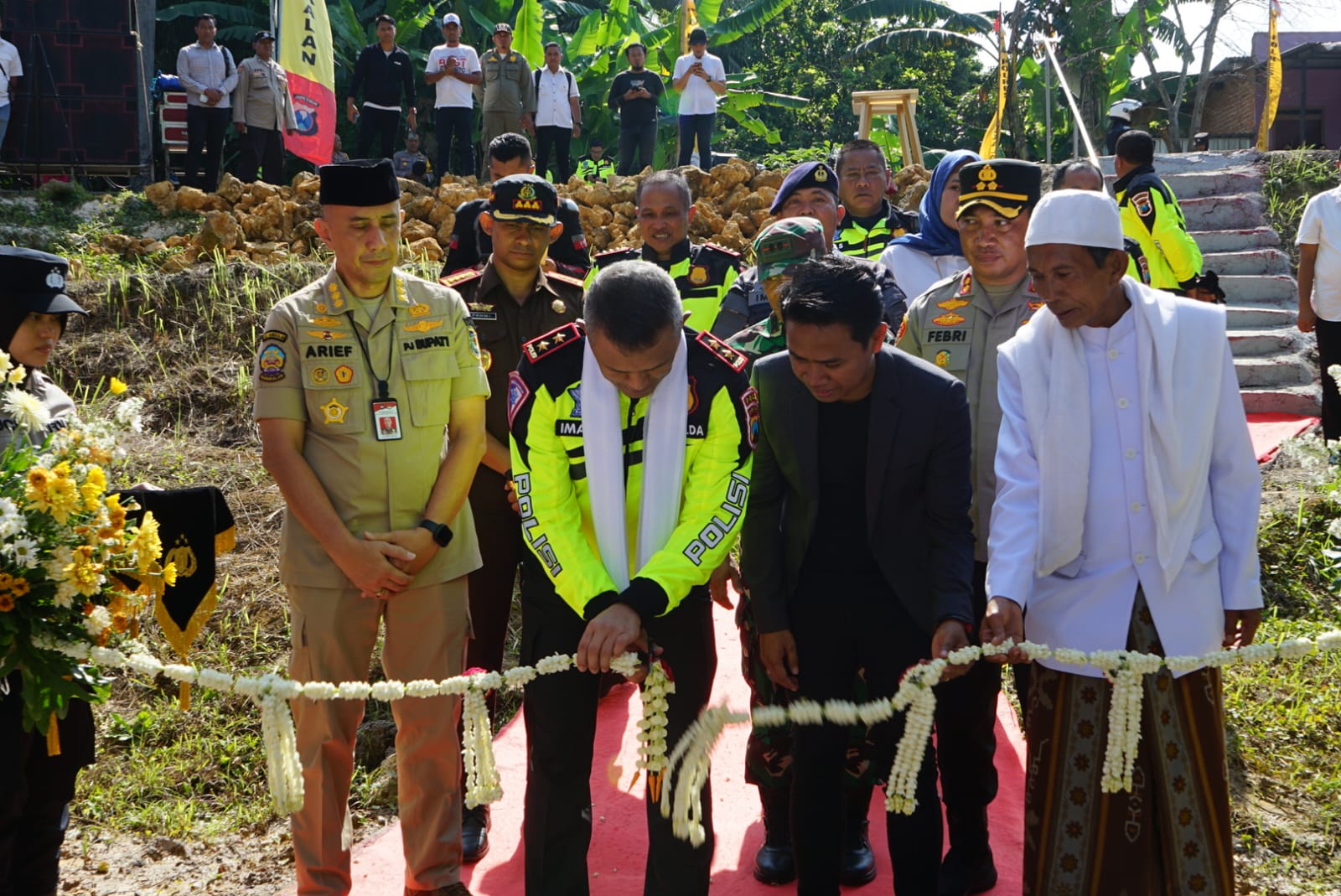 Kapolda Jatim Resmikan Subur Bor Presisi dan Beri Bantuan Sosial di Bangkalan