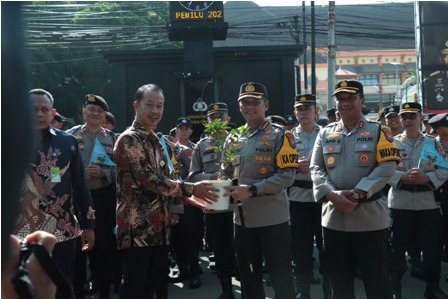 Dukung Zero Emisi, Polresta Malang Kota Terima Sertifikat Dekarbonisasi Partner dan Pohon dari Pertamina