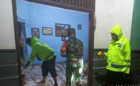 Kompak Polres Ngawi bersama TNI Bantu Bersihkan Rumah Warga Terdampak Luapan Sungai Sawur