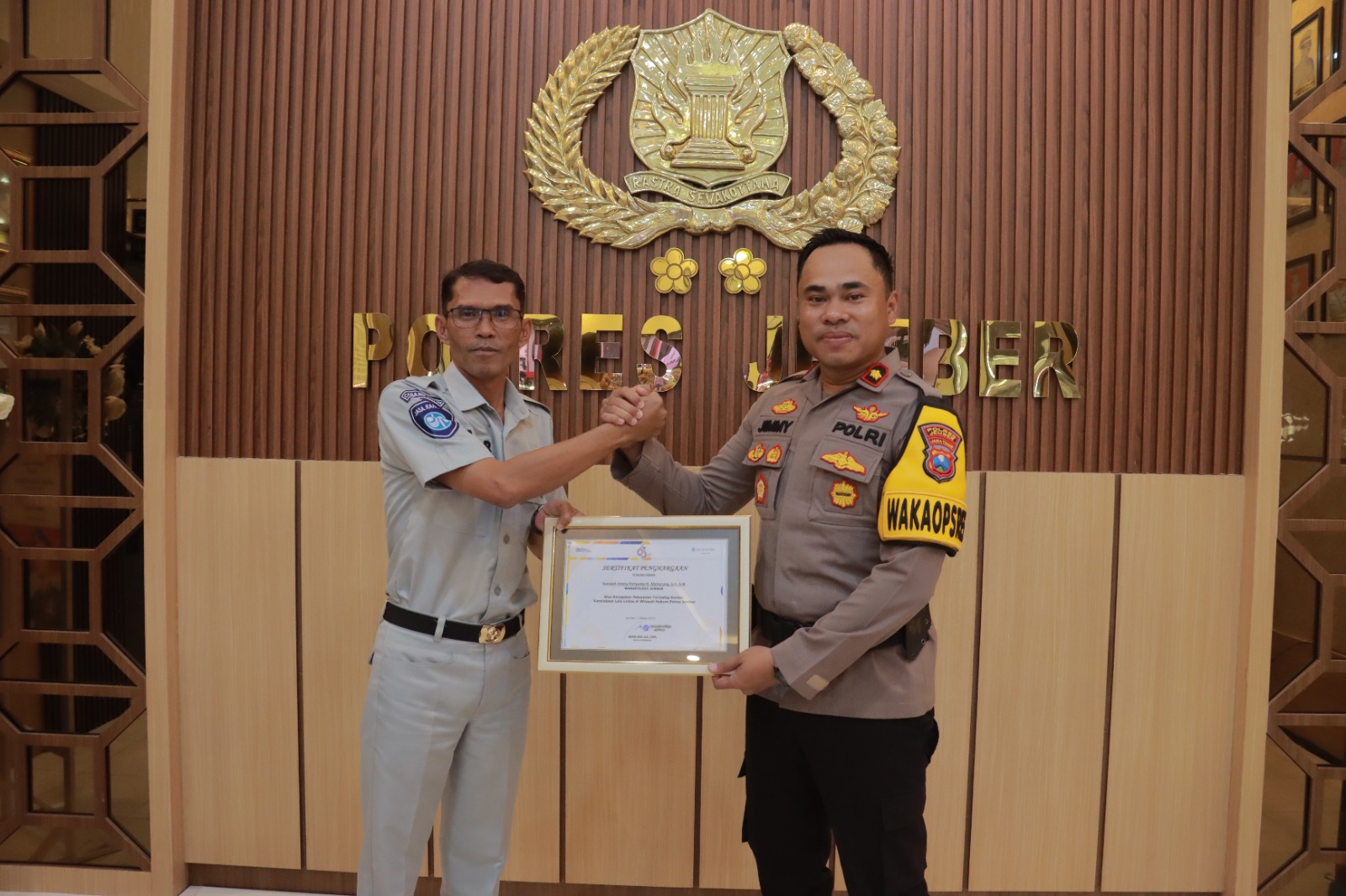 Cepat Dalam Penanganan Laka Lantas, Polres Jember Terima Penghargaan dari Jasa Raharja