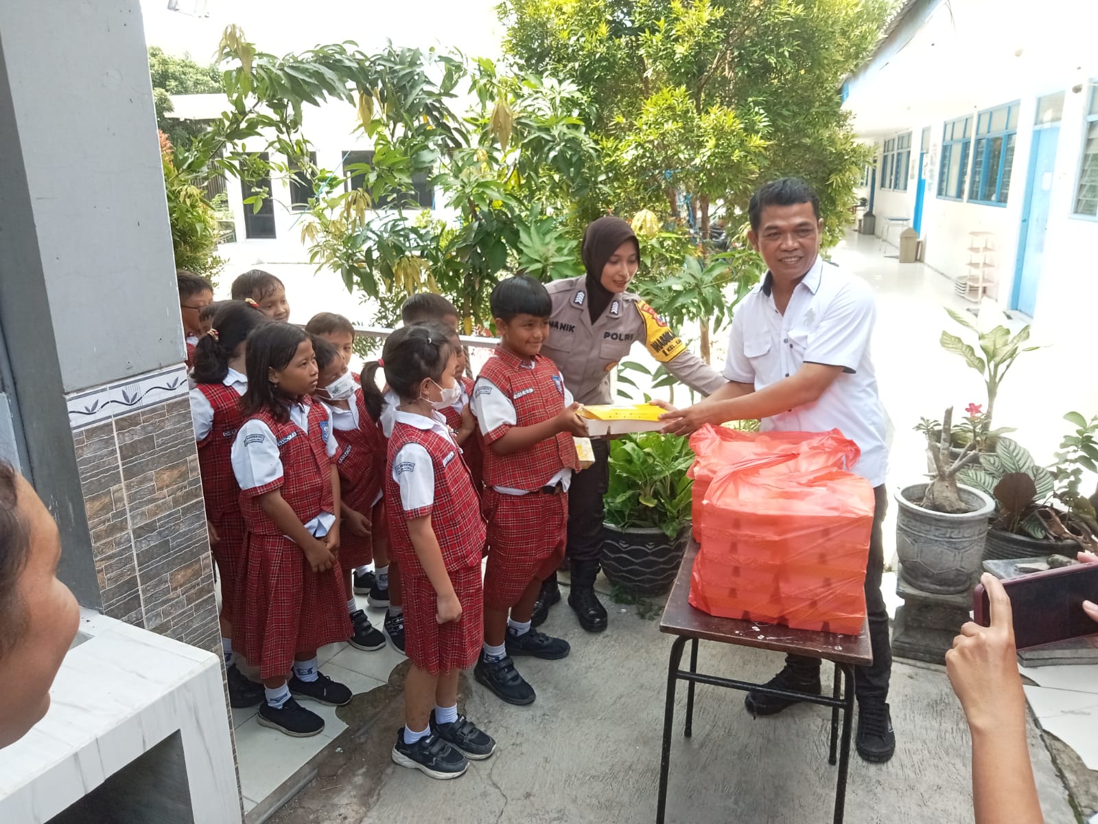 SOSIALISASI & ANTISIPASI BULLYING POLSEK KOTA POLRES BOJONEGORO BAGIKAN MAKAN SIANG GRATIS DI SEKOLAH TK DAN SD PETRA BOJONEGORO