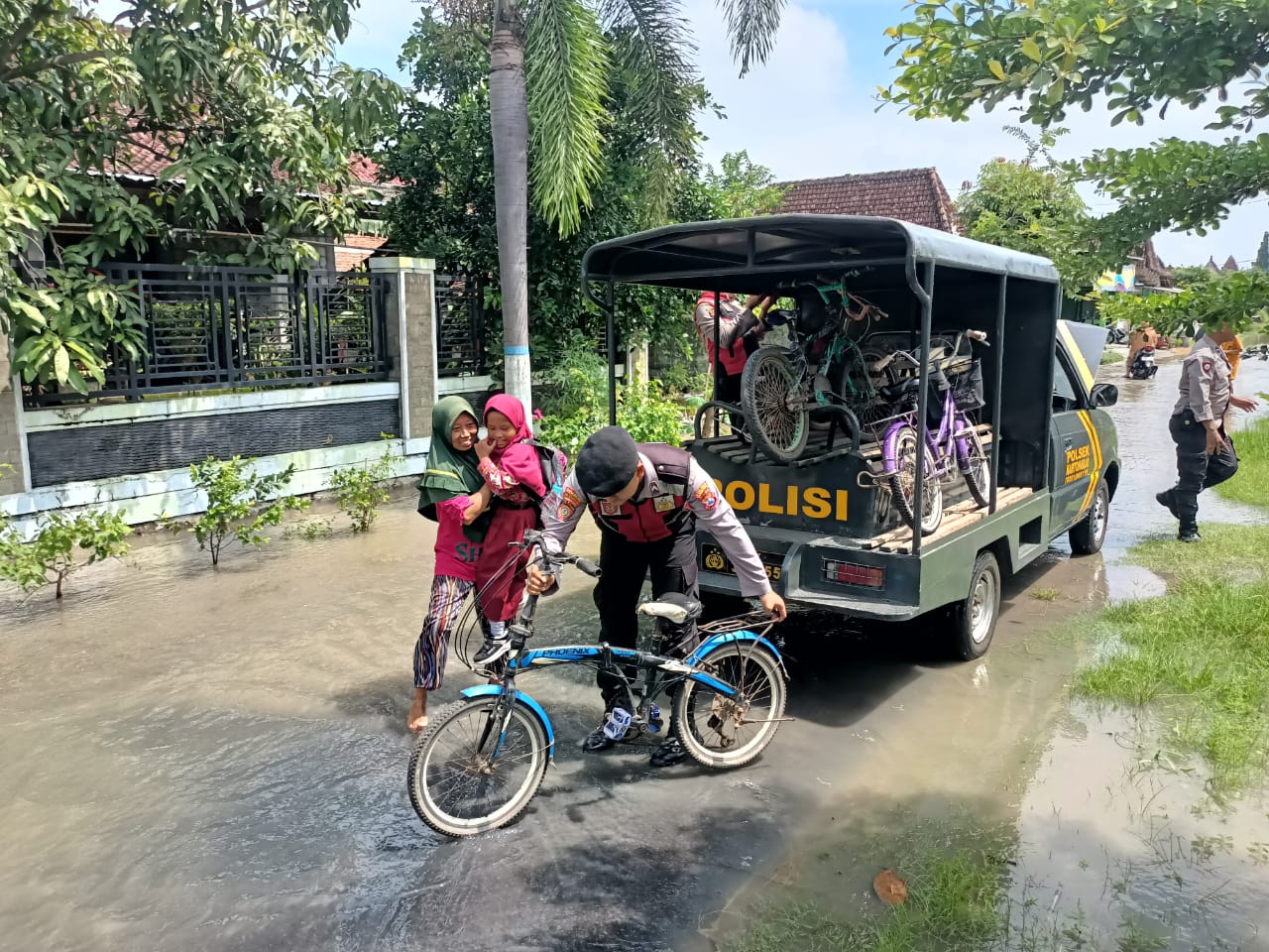 Tanggap Bencana, Polisi Evakuasi Pelajar SD yang Terjebak Banjir di Magetan