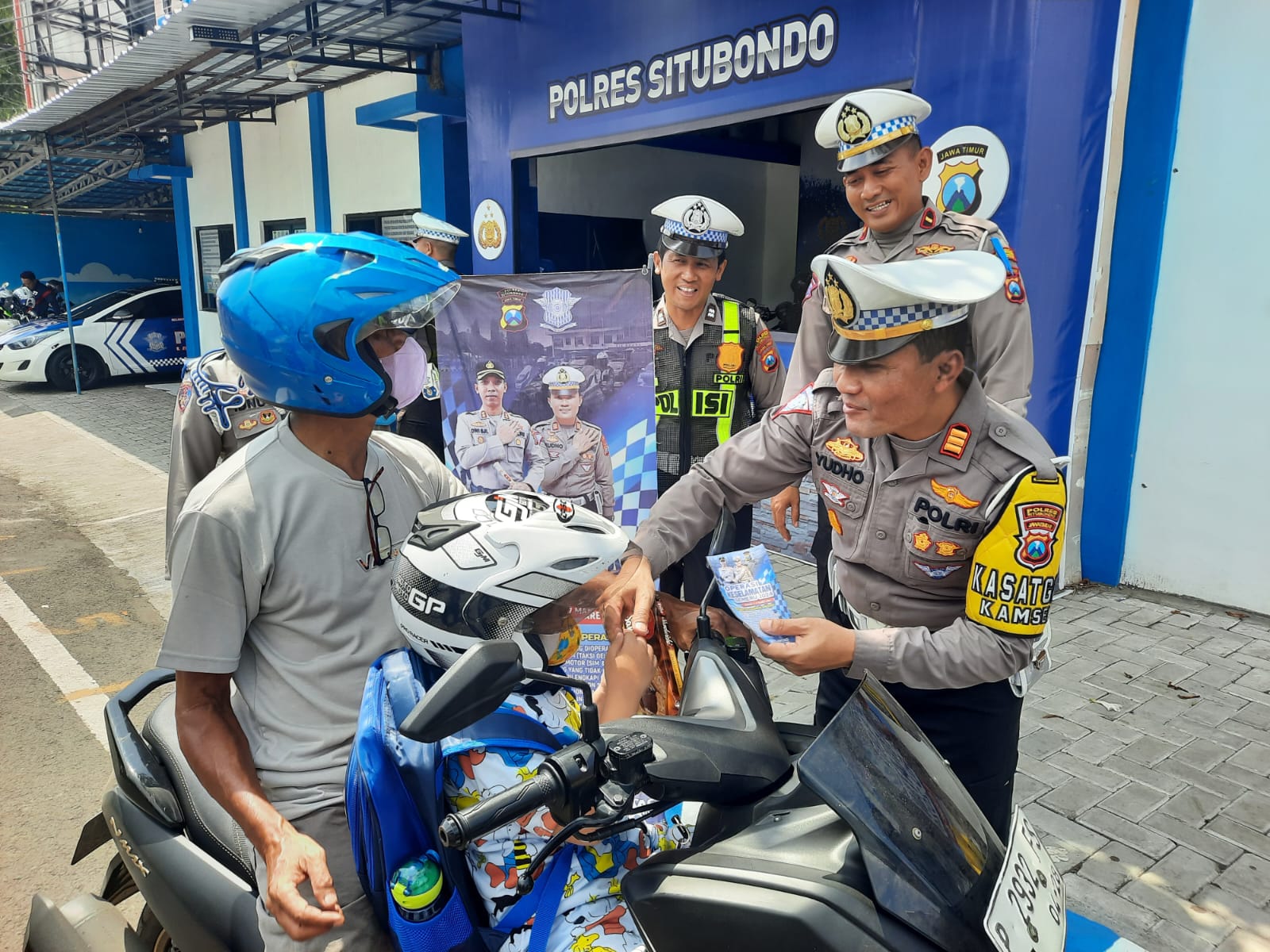 Operasi Keselamatan Semeru 2024, Polisi di Situbondo Beri Hadiah Pengendara Tertib