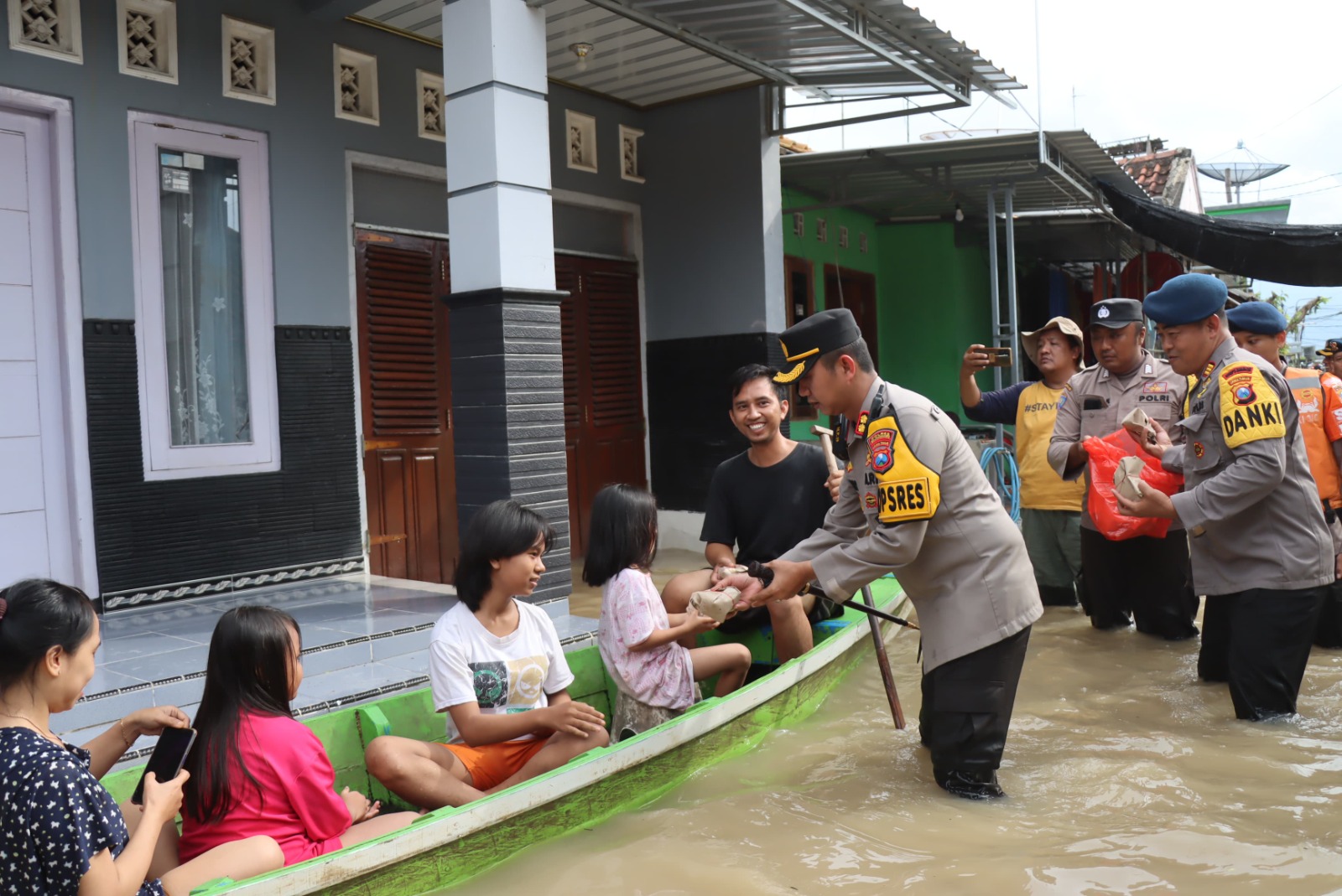 Polisi Distribusikan Ribuan Nasi Bungkus Untuk Warga di Bojonegoro Saat Banjir Belum Surut