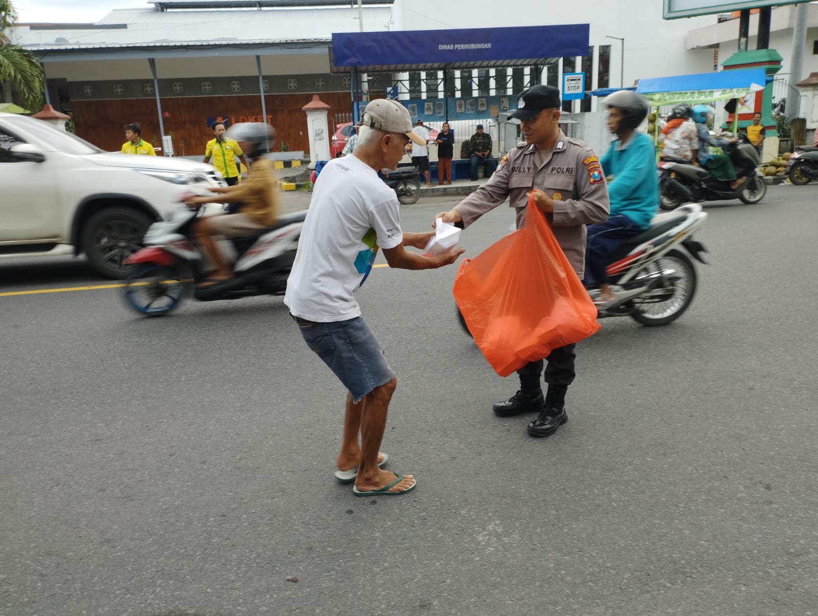 JELANG BUKA PUASA, POLSEK BOJONEGORO KOTA BAGIKAN TAKJIL DAN NASI KOTAK KEPADA WARGA DI JALAN SELAMA BULAN RAMADHAN