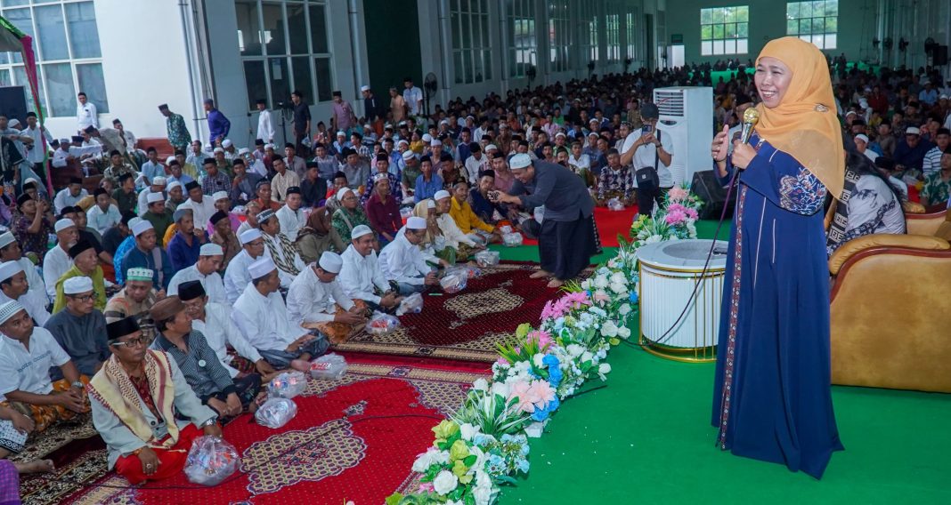 Pentingnya Kedermawanan Orang Kaya! Ini Pesan Khofifah kepada Belasan Ribu Masyarakat dan Petani Tembakau Pamekasan