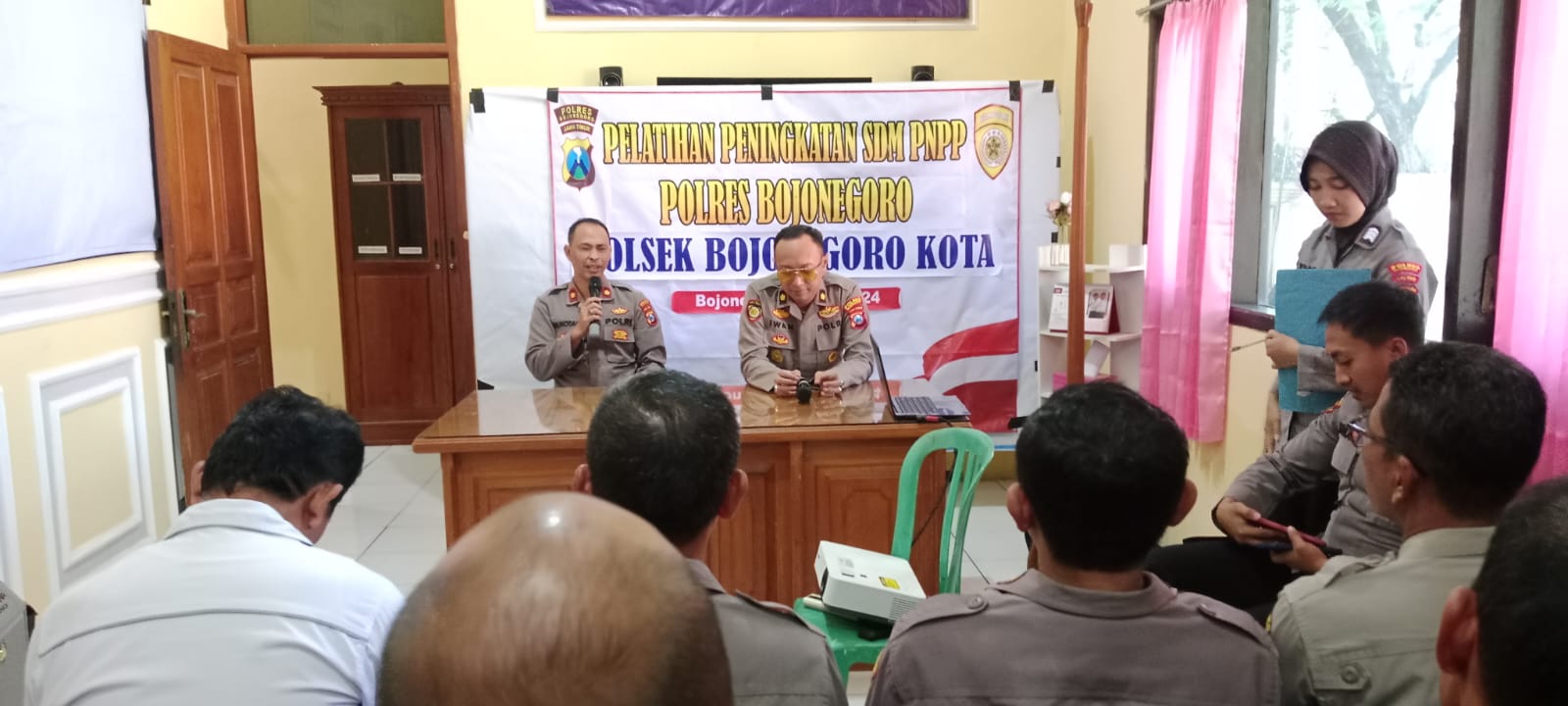 POLSEK BOJONEGORO KOTA MENDAPATKAN PEMBINAAN PERSONIL DAN PENGARAHAN PENINGKATAN PELAYANAN PUBLIC DARI BAG SDM DAN SIWAS POLRES BOJONEGORO