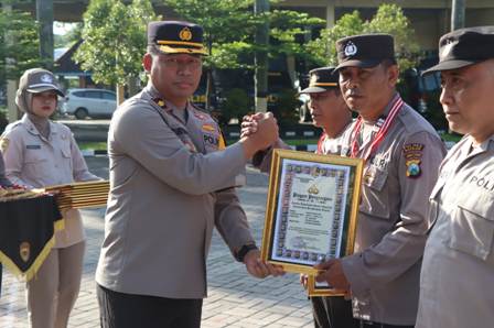 Luar Biasa, Kapolres Nganjuk Beri Piagam Penghargaan 43 Anggotanya yang Berprestasi