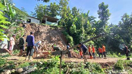 Gotong Royong, Polisi bersama TNI dan Warga Bersihkan Tanah Longsor di Magetan