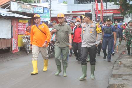 Gotong Royong, Forkopimda Probolinggo Bersihkan Material Pasca Banjir di Dringu