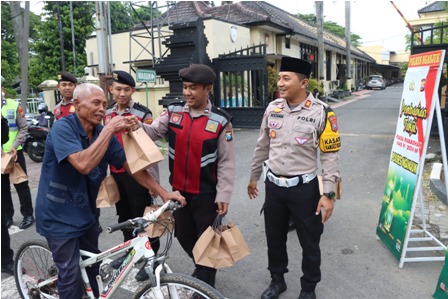 Hari Pertama Puasa, Polres Nganjuk Bagikan Bingkisan Takjil kepada Pengguna Jalan