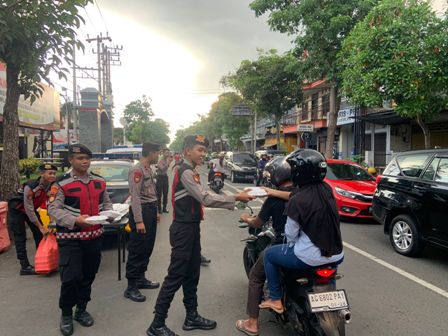 Ramadhan Berkah Polres Tulungagung Berbagi Takjil Jelang Buka Puasa