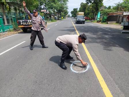 Cegah Laka Lantas, Polres Nganjuk Tandai Jalan Berlubang di Wilayahnya dengan Cat Putih