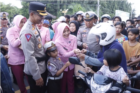 Ramadhan Berkah, 500 Paket Takjil Untuk Warga Dibagikan oleh Bhayangkari Polres Situbondo